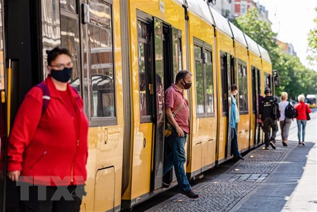  Hành khách đeo khẩu trang phòng lây nhiễm dịch COVID-19 khi lưu thông bằng xe điện ở Berlin, Đức ngày 27-4-2020. (Nguồn: THX/TTXVN)