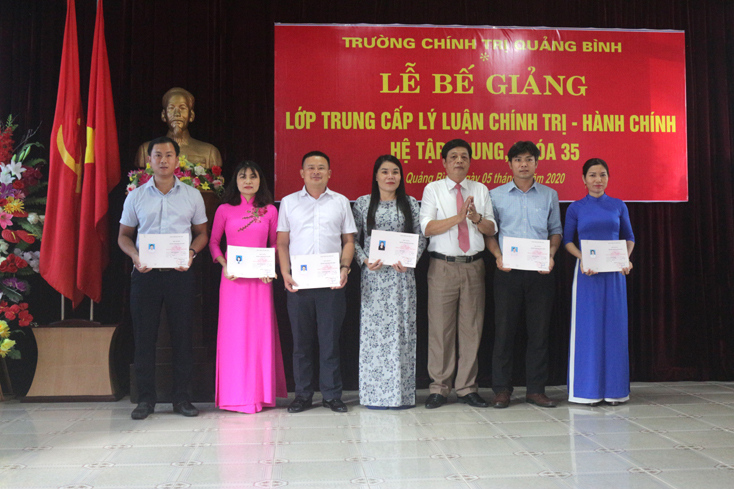 Đại diện lãnh đạo Trường Chính trị tỉnh trao giấy chứng nhận tốt nghiệp cho các học viên.