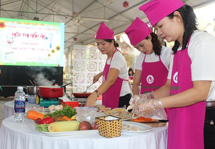 Hội thi nấu ăn được chị em VBSP Quảng Bình tham gia tích cực, sôi nổi. 