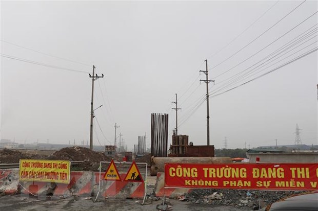 Nhà thầu triển khai xây dựng 1 cầu vượt tại địa phận thành phố Ninh Bình. (Ảnh: Đức Phương/TTXVN)
