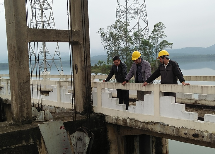 Cán bộ Chi nhánh Thủy nông Phú Vinh thường xuyên theo dõi, kiểm tra tình hình mực nước, an toàn tại hồ, đập. 