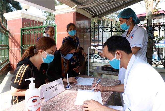  Tuy có thể nới lỏng một số biện pháp giãn cách, nhưng người dân vẫn cần duy trì các biện pháp phòng dịch COVID-19. Ảnh: TTXVN