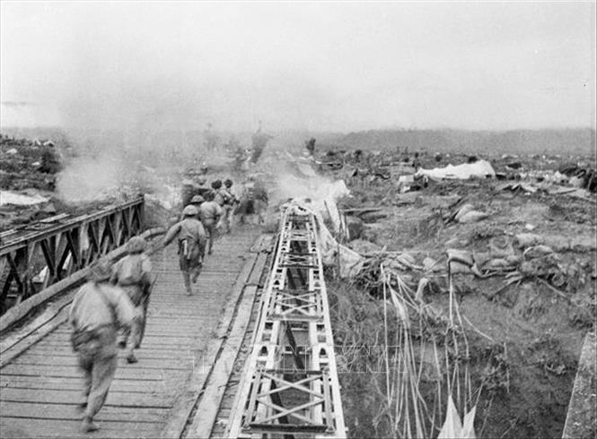  Bộ đội ta vượt qua cầu Mường Thanh, tấn công vào Sở chỉ huy Tập đoàn cứ điểm Điện Biên Phủ, chiều 7-5-1954. Ảnh: Tư liệu TTXVN.