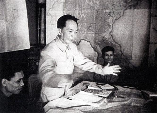 17h30 phút ngày 13-3-1954, Đại tướng Tổng tư lệnh Võ Nguyên Giáp ra lệnh nổ súng tấn công Tập đoàn cứ điểm Điện Biên Phủ. Ảnh: Tư liệu TTXVN