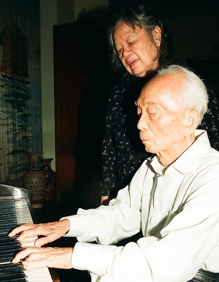  Giây phút thư giãn hiếm hoi của Đại tướng Võ Nguyên Giáp bên cây đàn piano ngày 26-5-2007. Ảnh: Trần Hồng.