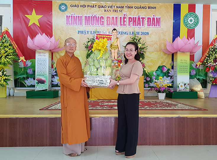 Đồng chí Chủ tịch Ủy ban MTTQVN tỉnh Phạm Thị Hân thăm, chúc mừng Ban Trị sự GHPG tỉnh.