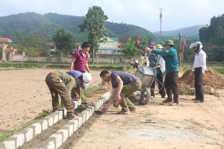  Người dân xã Thuận Hóa đồng lòng góp sức xây dựng nông thôn mới. 