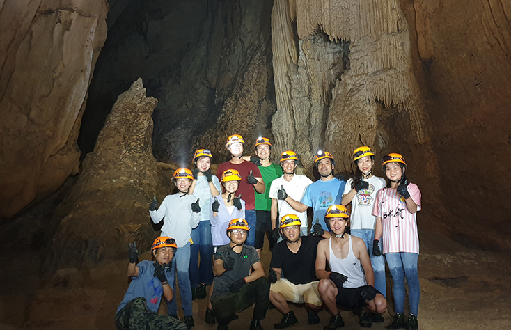 Công ty TNHH Thông tin và Du lịch Netin phối hợp với Viettravel khảo sát hang Chà Lòi, xây dựng tour kích cầu khách du lịch nội địa ((ảnh đơn vị cung cấp). 