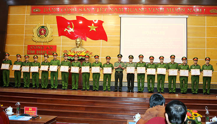 Đại tá Trần Hải Quân, Giám đốc Công an tỉnh trao Giấy khen các tập thể, cá nhân có thành tích xuất sắc trong công tác.