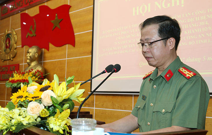 Đại tá Trần Hải Quân, Giám đốc Công an tỉnh trao giấy khen các tập thể, cá nhân có thành tích xuất sắc trong công tác.