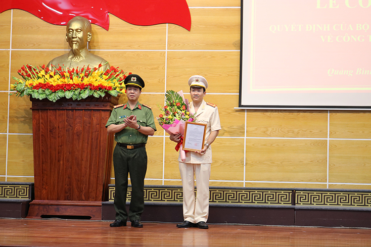 Thừa ủy quyền của Bộ trưởng Bộ công an, đại tá Trần Hải Quân, Giám đốc Công an tỉnh đã trao quyết định bổ nhiệm cho Thượng tá Trần Quang Hiếu.