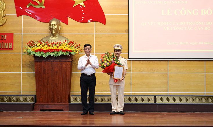 Đồng chí Trần Thắng, Phó Bí thư Thường trực Tỉnh ủy tặng hoa chúc mừng tân Phó giám đốc Công an tỉnh