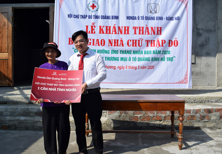 Đại diện Honda ô tô Quảng Bình-Đồng Hới trao bảng biểu trưng hỗ trợ cho gia đình bà Phạm Thị Hồng