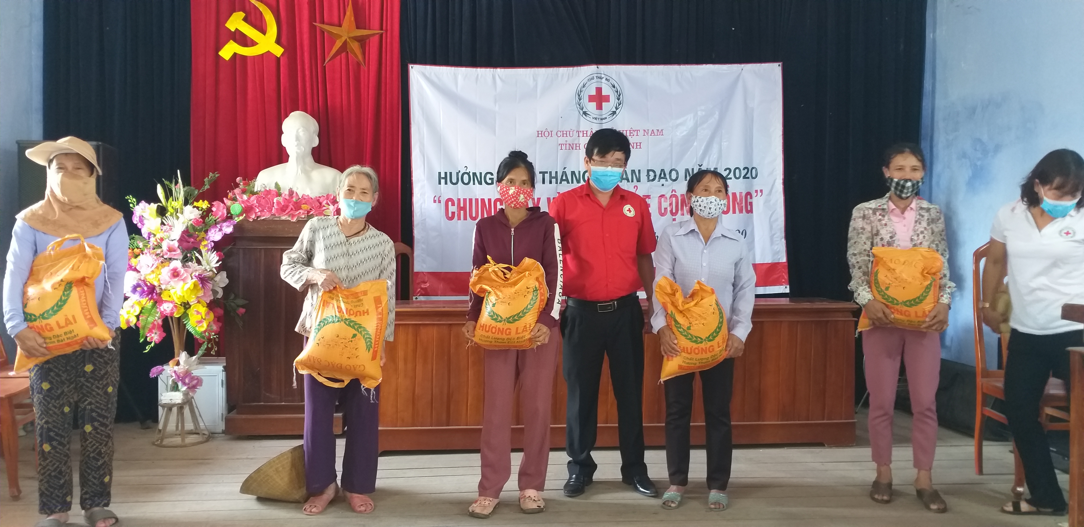Hội CTĐ tỉnh trao quà cho các gia đình bị ảnh hưởng do dịch Covid-19 tại xã Quảng Sơn (TX. Ba Đồn).