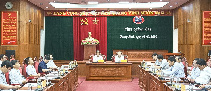Đồng chí Hoàng Đăng Quang, Bí thư Tỉnh ủy và đồng chí Trần Công Thuật, Chủ tịch UBND tỉnh chủ trì hội nghị tại điểm cầu tỉnh Quảng Bình.  