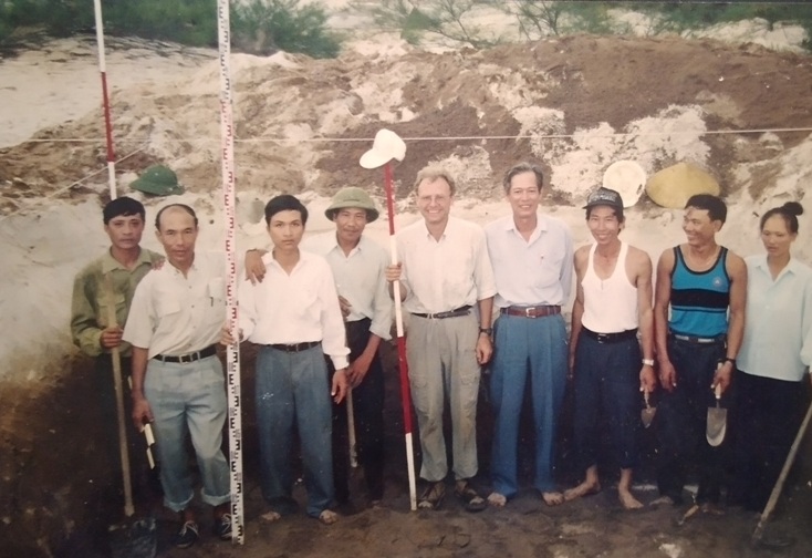 Nhà khảo cổ học Tạ Đình Hà (thứ 2 từ trái sang) trong lần tham gia khai quật di chỉ Cồn Nền tháng 9-1998.
