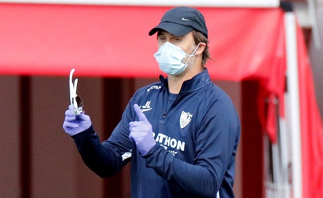  HLV Julen Lopetegui của Sevilla đeo khẩu trang, mang găng tay lúc chỉ đạo các cầu thủ tập luyện. Ảnh: EPA