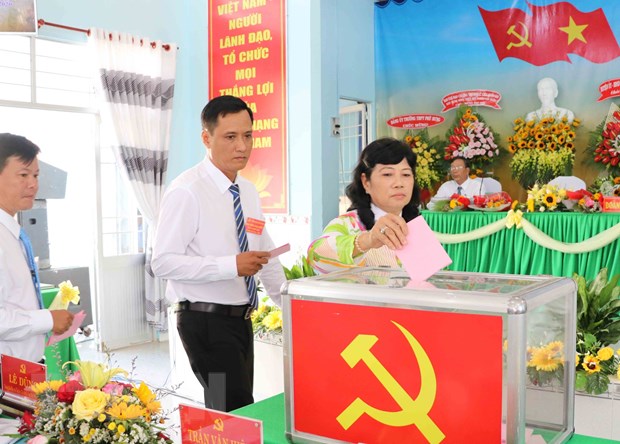 Các đại biểu trực tiếp bỏ phiếu bầu Ban Thường vụ, Bí thư và Phó Bí thư cấp ủy tại Đại hội Đảng bộ xã Phú Hưng (huyện Cái Nước, tỉnh Cà Mau). (Ảnh: Huỳnh Thế Anh/TTXVN)