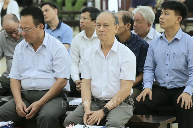  Bị cáo Trần Văn Minh, cựu Chủ tịch UBND thành phố Đà Nẵng và các bị cáo tại phiên tòa ngày 9-5-2020. Ảnh: Doãn Tấn/TTXVN