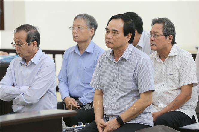 Bị cáo Văn Hữu Chiến, cựu Chủ tịch UBND thành phố Đà Nẵng và các bị cáo tại phiên tòa. Ảnh: Doãn Tấn/TTXVN