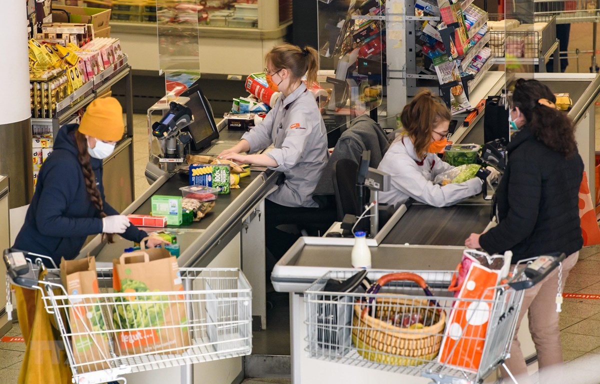 Người dân mua hàng tại siêu thị ở Jena, Đức ngày 6-4-2020 trong bối cảnh dịch COVID-19 bùng phát. (Ảnh: THX/TTXVN)