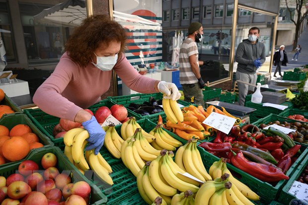 Một chợ đường phố được mở cửa trở lại tại Lausanne, Thụy Sĩ, ngày 27-4-2020. (Ảnh: AFP/TTXVN)