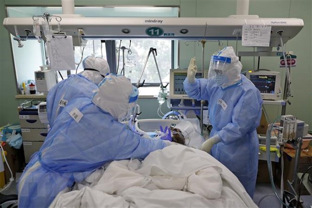 Nhân viên y tế chăm sóc bệnh nhân nhiễm COVID-19 tại Vũ Hán, Trung Quốc, ngày 24-4-2020. (Ảnh: THX/TTXVN)