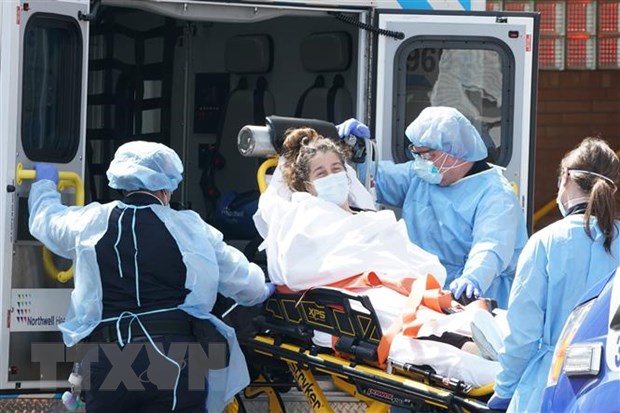 Chuyển bệnh nhân nhiễm COVID-19 tới bệnh viện Wyckoff ở Brooklyn, New York, Mỹ. (Ảnh: AFP/TTXVN)