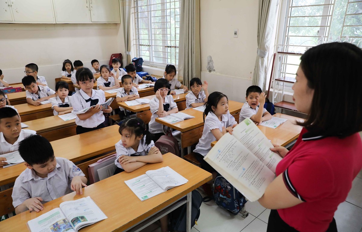 Học sinh Trường Tiểu học Nghĩa Tân, quận Cầu Giấy vào giờ học đầu tiên tại trường sau thời gian dài nghỉ ở nhà. (Ảnh: Thanh Tùng/TTXVN)