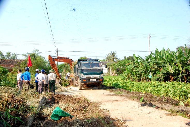   Người dân xã Cam Thủy hiến đất mở rộng đường làng