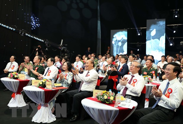 Thủ tướng Nguyễn Xuân Phúc và các đồng chí lãnh đạo Đảng, Nhà nước tham dự Chương trình. (Ảnh: Thống Nhất/TTXVN)