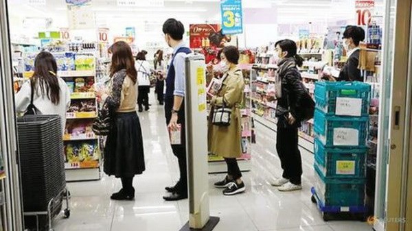 Người dân Tokyo xếp hàng tại một siêu thị. (Nguồn: Reuters)