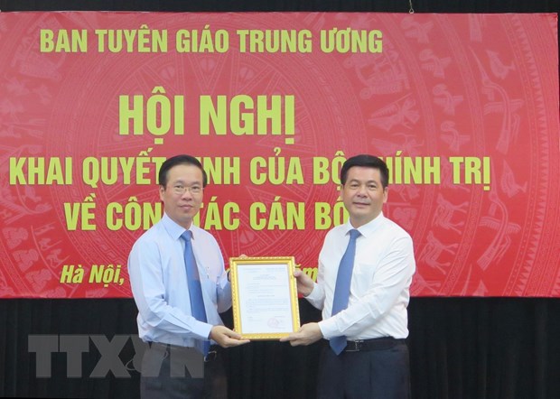 Ông Võ Văn Thưởng, Trưởng Ban Tuyên giáo Trung ương, thay mặt Bộ Chính trị trao quyết định Phó Trưởng Ban Tuyên giáo Trung ương cho ông Nguyễn Hồng Diên. (Ảnh: Phương Hoa/TTXVN)