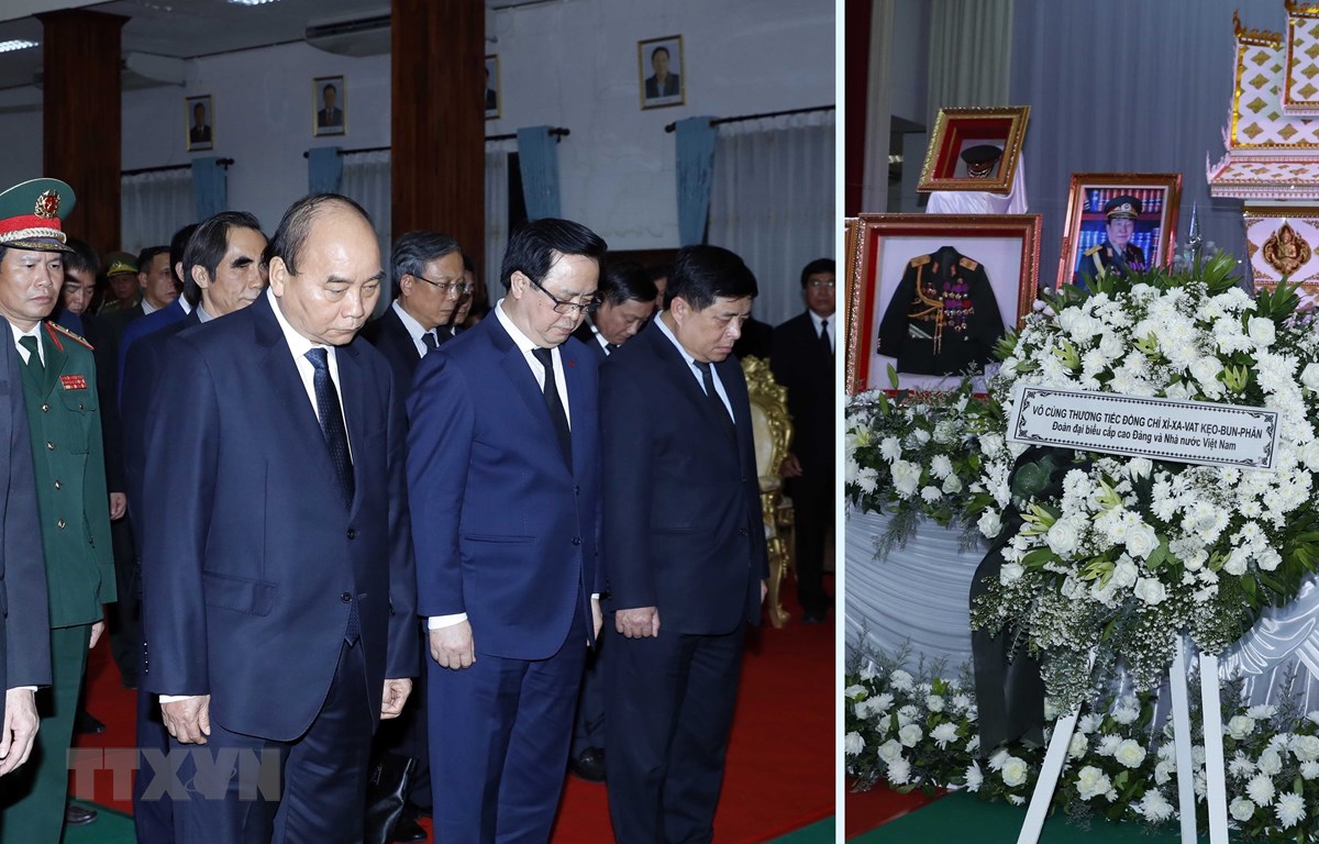 Thủ tướng Nguyễn Xuân Phúc viếng nguyên Thủ tướng Lào Sisavath Keobounphan. (Ảnh: Thống Nhất/TTXVN)