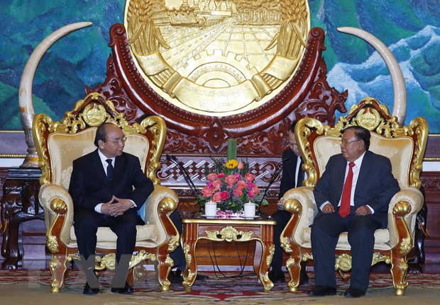 Thủ tướng Nguyễn Xuân Phúc chào xã giao Tổng bí thư, Chủ tịch nước Lào Bounnhang Vorachith. (Ảnh: Thống Nhất/TTXVN)