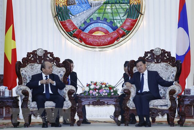 Thủ tướng Nguyễn Xuân Phúc hội kiến Thủ tướng Lào Thongloun Sisoulith. (Ảnh: Thống Nhất/TTXVN)