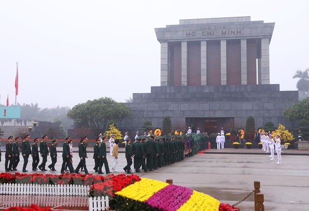 Lực lượng vũ trang, cán bộ, nhân dân vào Lăng viếng Chủ tịch Hồ Chí Minh. (Ảnh: Lâm Khánh/TTXVN)
