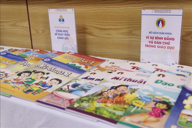  Các bộ sách giáo khoa mẫu của Nhà xuất bản Giáo dục Việt Nam. Ảnh: Bích Huệ/TTXVN