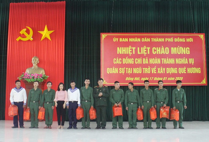 Thượng tá Nguyễn Xuân Khoa, Ủy viên Ban Thường vụ Thành uỷ, Chỉ huy trưởng Ban CHQS thành phố tặng quà cho quân nhân hoàn thành nghĩa vụ quân sự trở về địa phương.  Ảnh: Trung Cường
