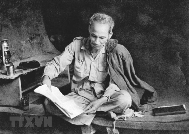  Chủ tịch Hồ Chí Minh làm việc trong hang đá ở Việt Bắc (1951). (Ảnh: Tư liệu TTXVN)