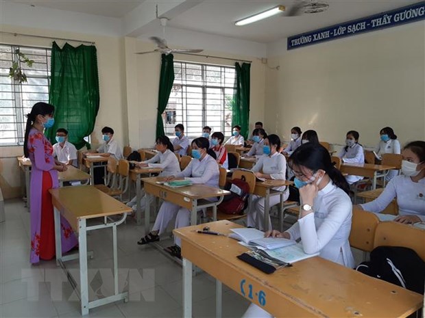 Trường Trung học phổ thông Lê Quý Đôn, thành phố Tân An (Long An) chia mỗi lớp thành 2 ca học lệch giờ nhằm tạo giãn cách tối ưu nhất. (Ảnh: Đức Hạnh/TTXVN)