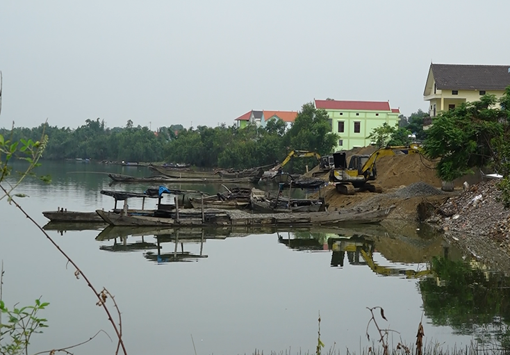 Mặc dù ra quân xử lý quyết liệt, tuy nhiên tại địa bàn xã Gia Ninh vẫn còn tồn tại một số bãi tập kết cát trái phép.