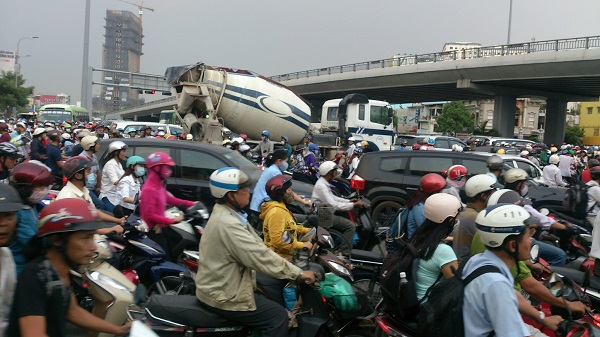   Những người thường xuyên di chuyển dưới thời tiết nắng nóng dễ bị cảm nắng, cháy da...