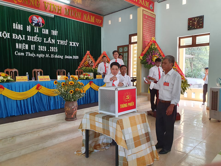 Các đại biểu bỏ phiếu bầu Ban Chấp hành Đảng bộ xã Cam Thủy nhiệm kỳ mới