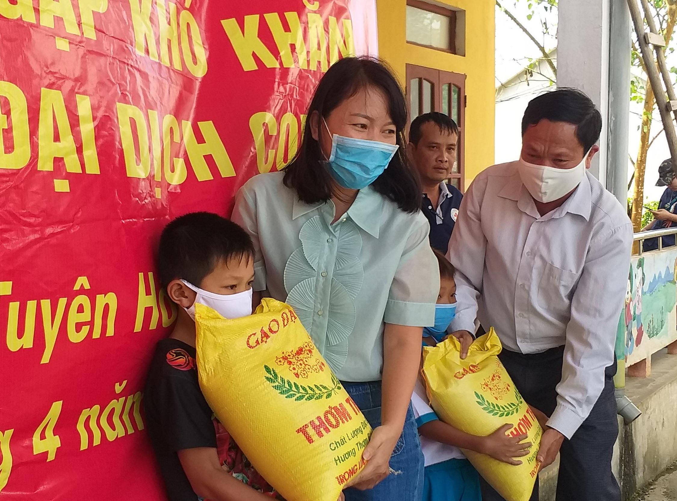  CLB Doanh nhân Nguyễn Hữu Cảnh-Quảng Bình tại TP. Hồ Chí Minh hỗ trợ học sinh khó khăn do ảnh hưởng của đại dịch Covid-19 tại Trường tiểu học Thanh Hóa (Tuyên Hóa).