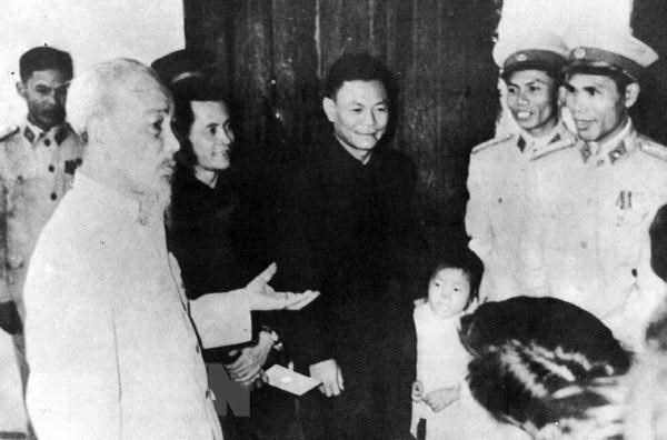Bác Hồ đến thăm cán bộ, chiến sĩ một đơn vị Cảnh sát nhân dân khu Hoàn Kiếm (Công an Hà Nội), ngày 1 Tết Quý Mão 1963. (Nguồn: Tư liệu/TTXVN phát)