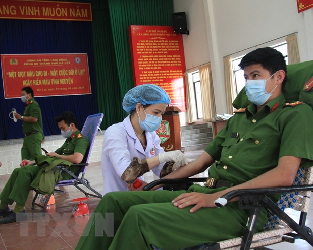 Cán bộ chiến sỹ Công an thành phố Đà Lạt (Lâm Đồng) tham gia hiến máu. (Ảnh Đặng Tuấn/TTXVN)