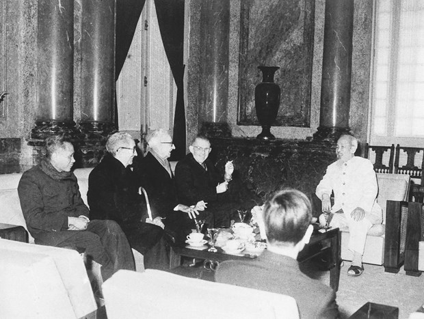 Chủ tịch Hồ Chí Minh tiếp Đoàn đại biểu nhân sĩ trí thức Mỹ phản đối chiến tranh ở Việt Nam (17/1/1967). (Ảnh: Tư liệu TTXVN)