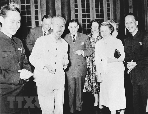  Chủ tịch Hồ Chí Minh tiếp Đoàn đại biểu phong trào Hòa bình Pháp thăm Việt Nam (15-3-1955). (Ảnh: Tư liệu/TTXVN)