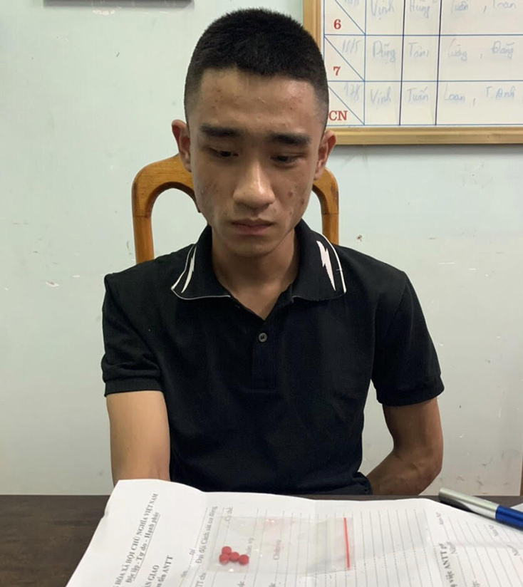 Đối tượng Nguyễn Chung Bửu cùng số ma túy bị thu giữ